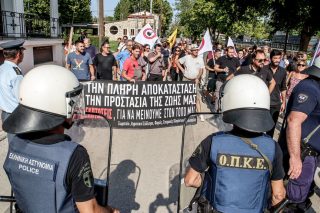 «Χορτάσαμε ψέματα» έλεγαν πλημμυροπαθείς και αγρότες, σε Παλαμά Καρδίτσας και Νίκαια Λάρισας, ενώ ισχυρές αστυνομικές δυνάμεις τούς εμπόδισαν να πλησιάσουν τους επισήμους