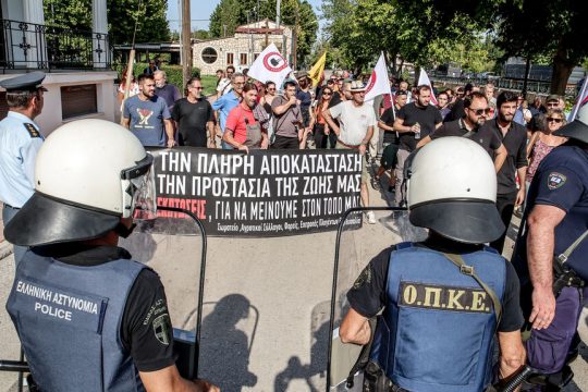 «Χορτάσαμε ψέματα» έλεγαν πλημμυροπαθείς και αγρότες, σε Παλαμά Καρδίτσας και Νίκαια Λάρισας, ενώ ισχυρές αστυνομικές δυνάμεις τούς εμπόδισαν να πλησιάσουν τους επισήμους