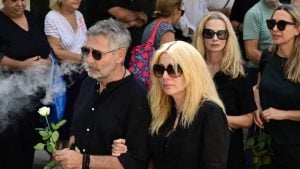 Συγκίνηση στην κηδεία του Ντίνου Καρύδη