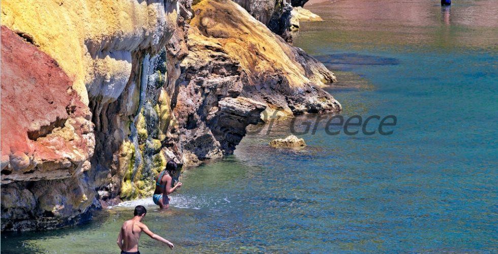 Αιδηψός, η δημοτική πλαζ: εδώ τα ιαματικά νερά σχηματίζουν μικρούς καταρράκτες και χύνονται στη θάλασσα