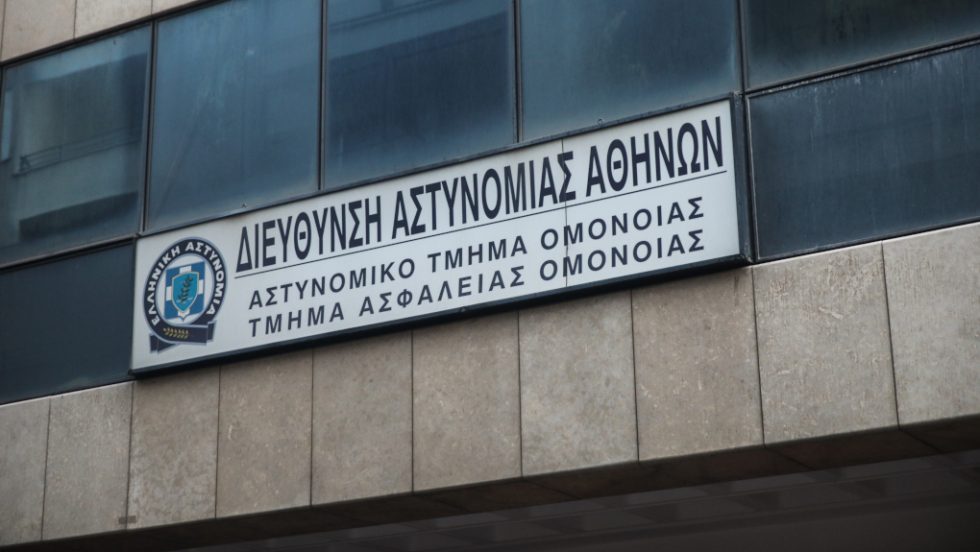Ξεκίνησε με παραφωνίες της προέδρου η δίκη για την υπόθεση ομαδικού βιασμού στο Α.Τ. Ομόνοιας