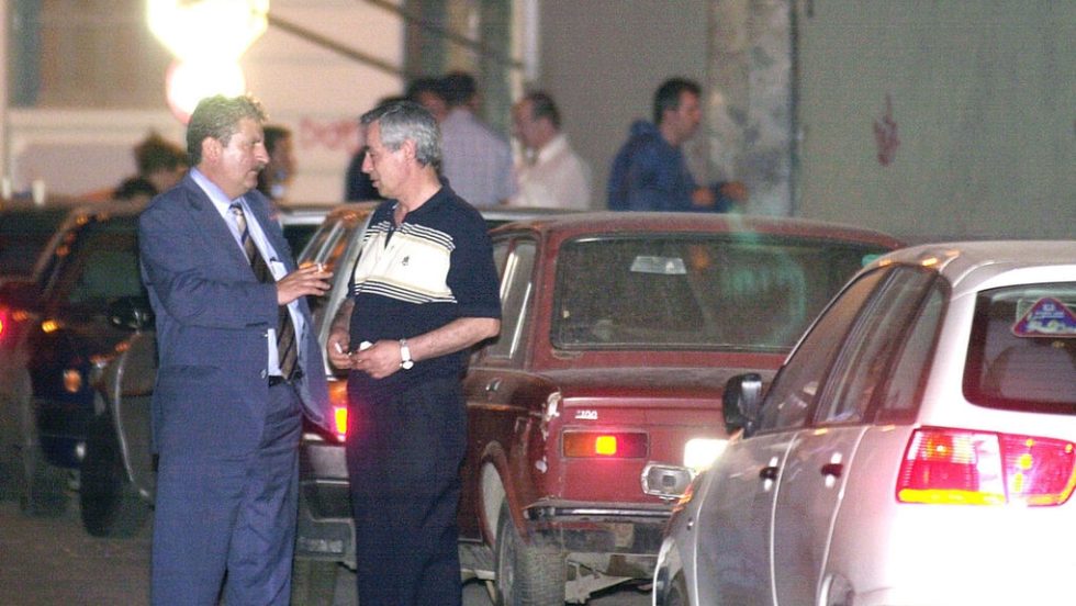 Ο εισαγγελέας Ιωάννης Διώτης κατά τις έρευνες της αστυνομίας στη γιάφκα της 17Ν στην οδό Πάτμου στις 4/7/2002