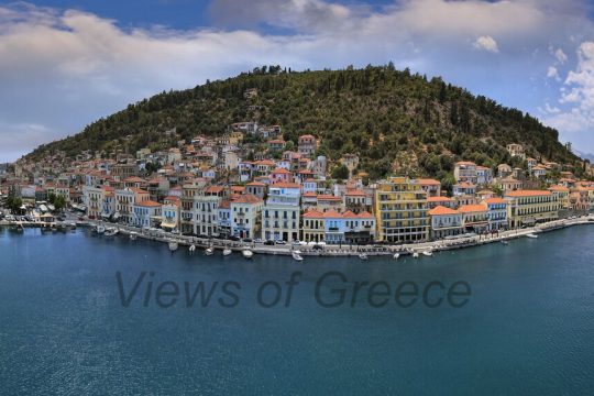 Γύθειο: το λιμάνι με τα όμορφα νεοκλασικά του κτίρια