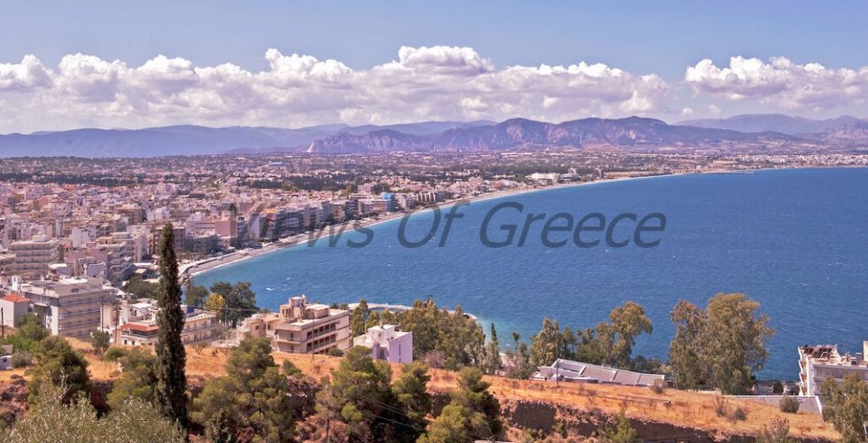Λουτράκι, πανόραμα της πόλης και της παραλίας. Στην άκρη του κάδρου διακρίνεται η έξοδος του Ισθμού