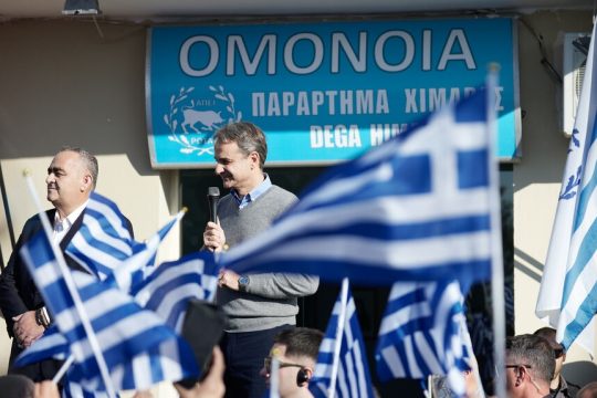 Χιμάρα, 22 Δεκεμβρίου 2022. Ο πρωθυπουργός στο πλευρό του Φρέντη Μπελέρη, προέδρου τότε απλώς του τοπικού παραρτήματος της «Ομόνοιας»