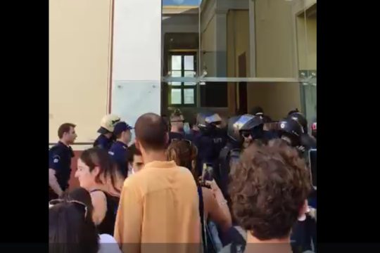 εισβολή αστυνομίας στο Πολυτεχνείο