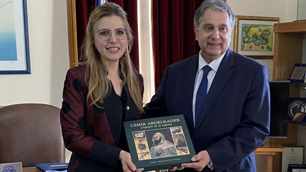 Ο πρόεδρος του ΕΒΕΠ Βασίλης Κορκίδης με την πρέσβη της Αλγερίας Zaina Benhabouche