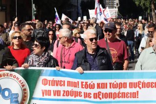 Συγκέντρωση εκπαιδευτικών έξω από το κτίριο της Περιφερειακής Διεύθυνσης Εκπαίδευσης Αττικής