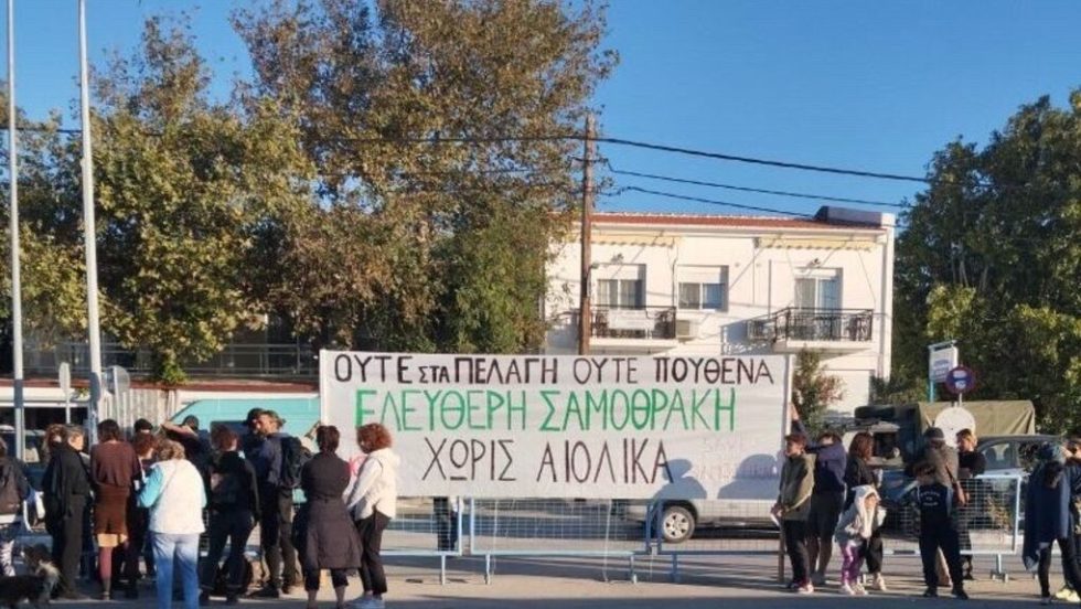 Διαμαρτυρία κατοίκων κατά την αποβίβαση των δημοσιογράφων στη Σαμοθράκη