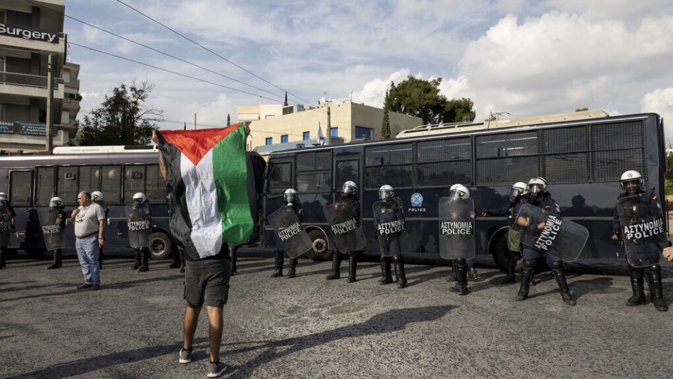 Αστυνομικοί σε διαδήλωση για την Γάζα