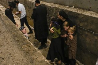 Ισραηλινοί πολίτες τρέχουν να προφυλαχτούν από τους βαλλιστικούς πυραύλους του Ιράν στην άκρη του δρόμου μεταξύ Τελ Αβίβ και Ιερουσαλήμ
