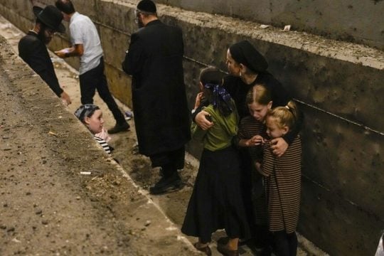 Ισραηλινοί πολίτες τρέχουν να προφυλαχτούν από τους βαλλιστικούς πυραύλους του Ιράν στην άκρη του δρόμου μεταξύ Τελ Αβίβ και Ιερουσαλήμ