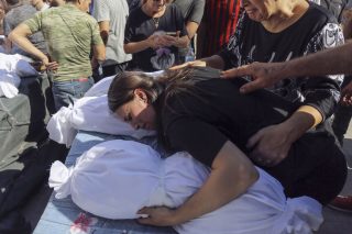 Παλαιστίνια θρηνεί αγκαλιάζοντας τις σορούς των παιδιών της