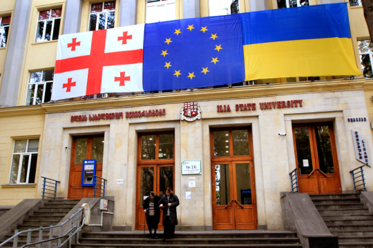 oι σημαίες της Γεωργίας, της Ε.Ε. και της Ουκρανίας κρέμονται έξω από εκλογικό τμήμα στην Τιφλίδα της Γεωργίας