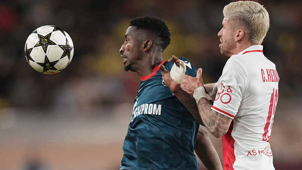 Champions League: Ο Caio Henrique της Μονακό και ο Peter Olayinka του Ερυθρού Αστέρα κοντράρονται για την μπάλα στο στάδιο Louis II του πριγκιπάτου