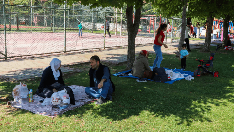 κόσμος σε πάρκα μετά τον σεισμό στη Μαλάτια