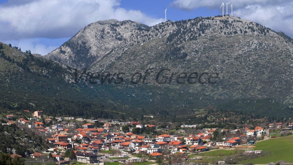 Η Αγία Αννα και πιο πίσω ο Ελικώνας βεβηλωμένος δυστυχώς από τα αιολικά πάρκα