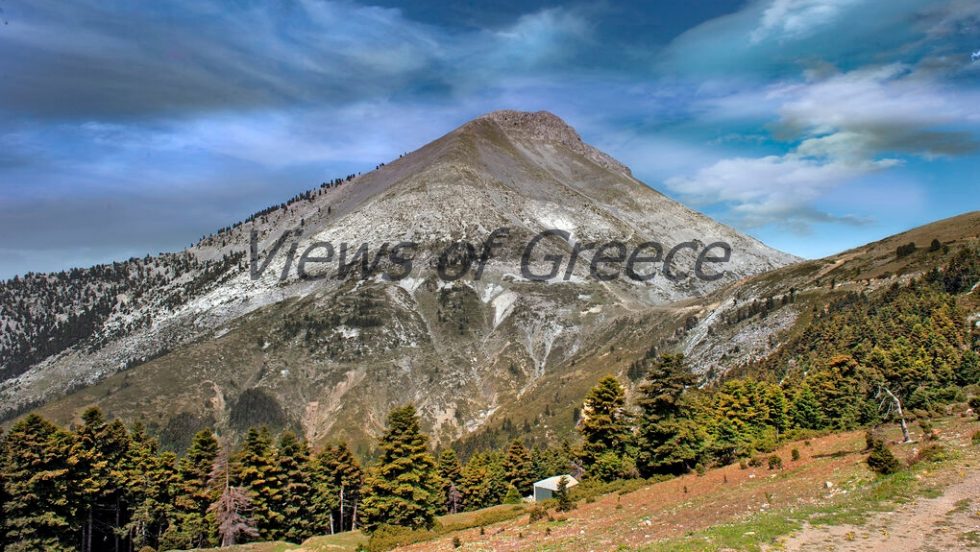 Η κορφή της Δίρφυος δεσπόζει επάνω από το χωριό Ανω Στενή