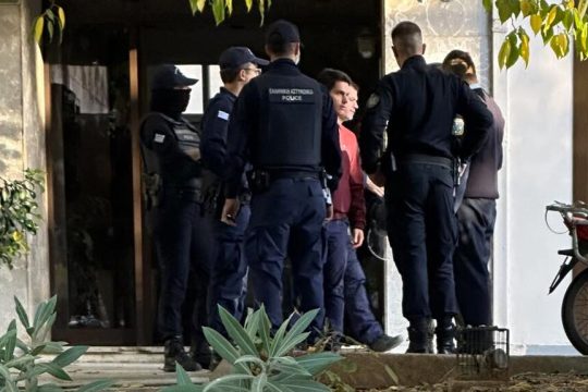 Αστυνομικές δυνάμεις έξω από την πολυκατοικία στην οδό Γεωργίου Παπανδρέου στου Ζωγράφου