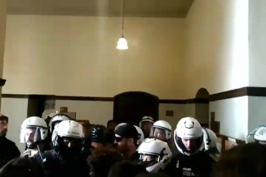 Στιγμιότυπο από τη βίαιη καταστολή της Αστυνομίας εναντίον φοιτητών του ΑΠΘ