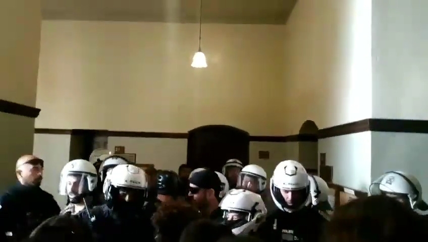 Στιγμιότυπο από τη βίαιη καταστολή της Αστυνομίας εναντίον φοιτητών του ΑΠΘ