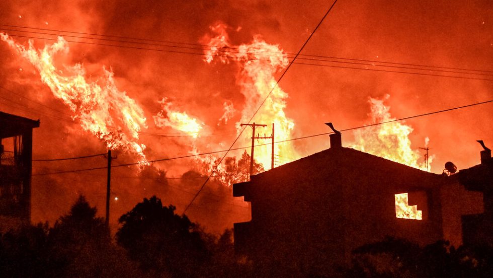 Σπίτια ζωσμένα από τις φλόγες