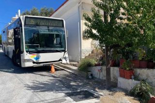 Το μοιραίο λεωφορείο στον τόπο του δυστυχήματος