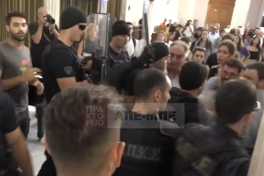 Οι άνδρες της ΕΛ.ΑΣ., κραδαίνοντας τα κλομπ, επιτίθενται στους συνδικαλιστές