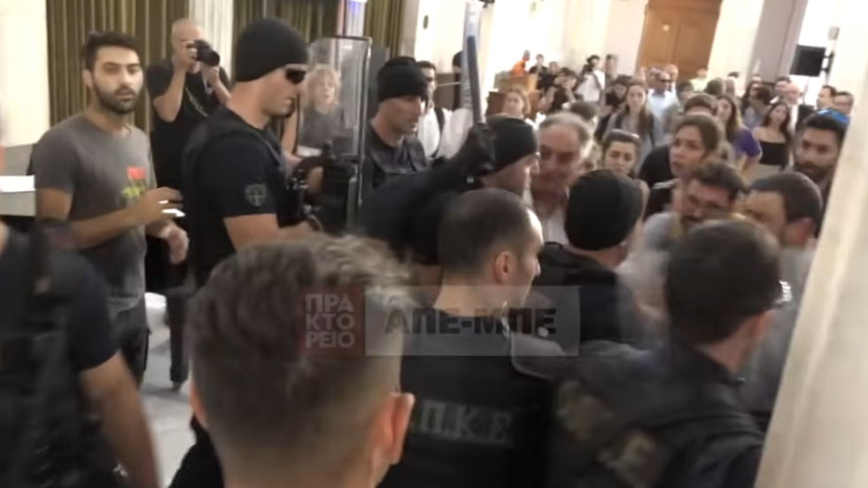 Οι άνδρες της ΕΛ.ΑΣ., κραδαίνοντας τα κλομπ, επιτίθενται στους συνδικαλιστές
