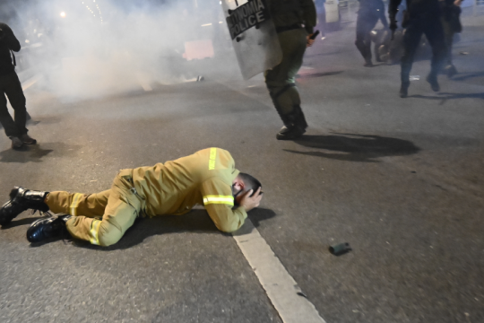 ΜΑΤ κατά εποχικών πυροσβεστών