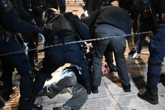 ΜΑΤ κατά εποχικών πυροσβεστών