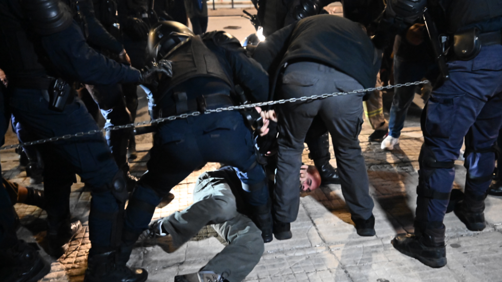 ΜΑΤ κατά εποχικών πυροσβεστών