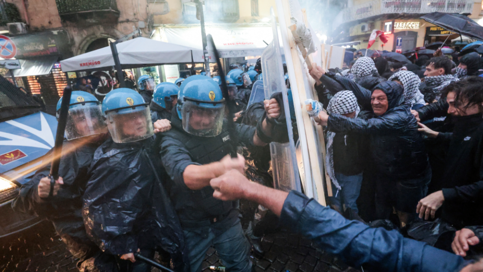 συγκρούσεις διαδηλωτών και αστυνομικών στη Νάπολη