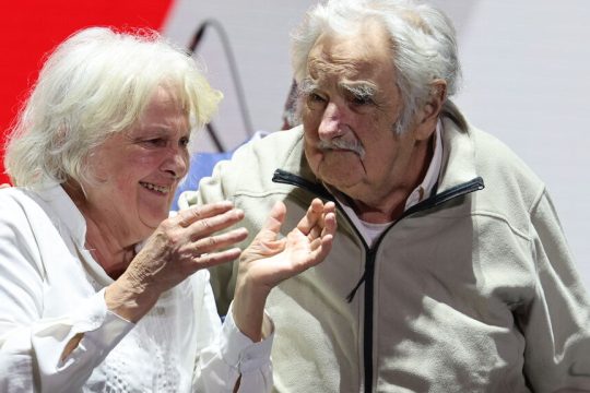Ο δακρυσμένος Πέπε Μουχίκα, δεξιά, με τη συντρόφισσά του στη ζωή και στο αντάρτικο, Λουσία Τοπολάνσκι, στην προεκλογική εκδήλωση του Πλατιού Μετώπου
