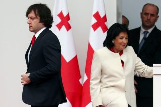 Δύο... ορκισμένοι εχθροί σε μια φωτογραφία: ο πρωθυπουργός Ιρακλί Κομπαχίτζε και η πρόεδρος Σαλομέ Ζουραμπισβίλι