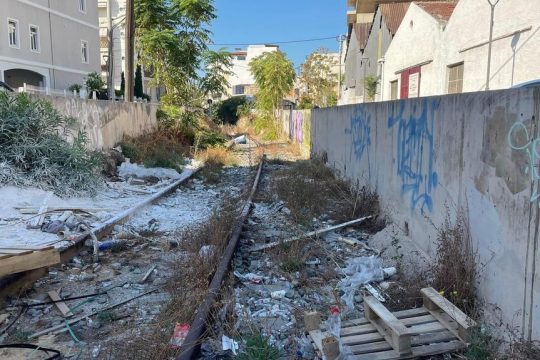 Σωροί σκουπιδιών στη γραμμή από τον σταθμό του Αγίου Διονυσίου μέχρι τη Λεύκα