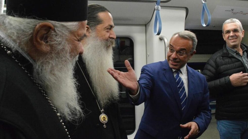 Ο Χρ. Σταϊκούρας ξεναγεί τους ιεράρχες εντός του συρμού