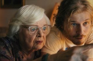 Η June Squibb και ο Richard Roundtree σε στιγμιότυπο από τη «Θέλμα»
