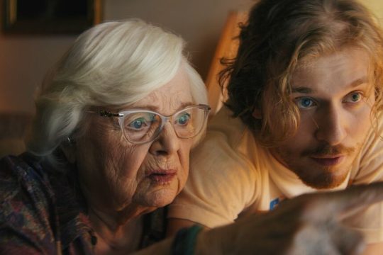 Η June Squibb και ο Richard Roundtree σε στιγμιότυπο από τη «Θέλμα»