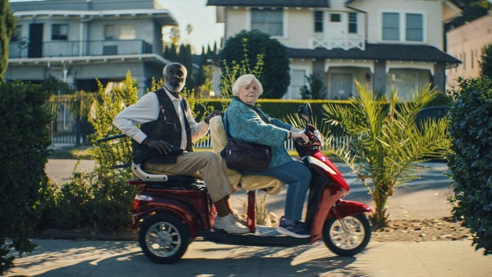 Η June Squibb και ο Richard Roundtree σε στιγμιότυπο από τη «Θέλμα»