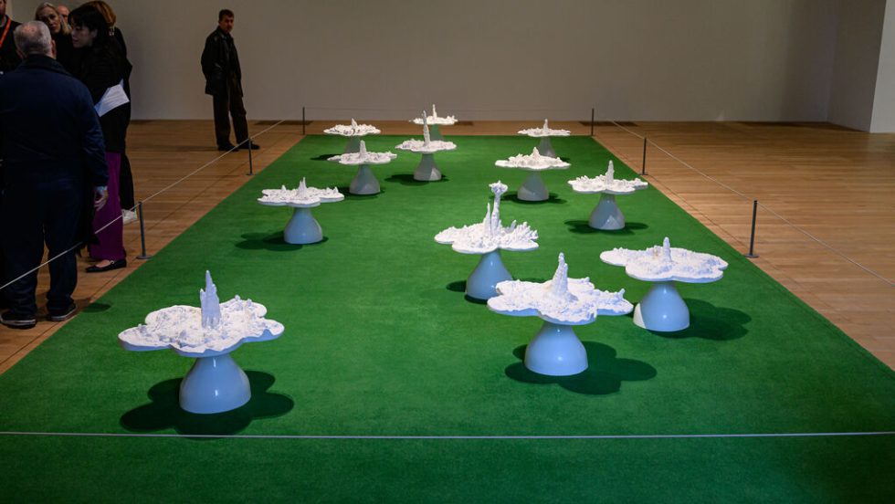 Ελεν Τσάντγουικ «Piss Flowers» (1-12, 1991). Μπρούντζος, λάκα κυτταρίνης και χαλί, Tate