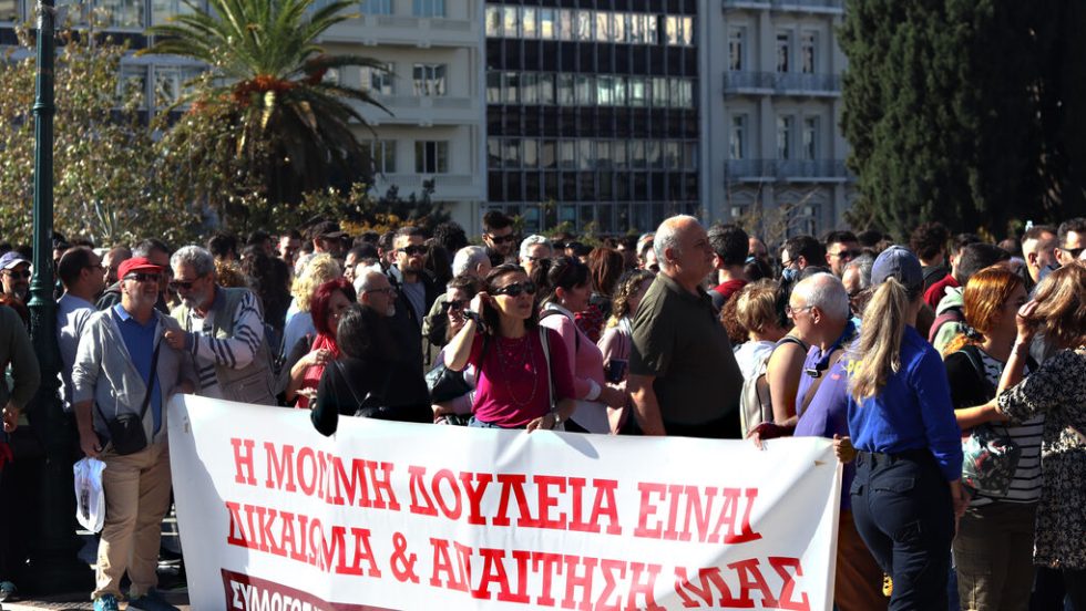 Από τη χθεσινή συγκέντρωση του Πανελλήνιου Σωματείου Συμβασιούχων Πυροσβεστών στην πλατεία Συντάγματος, όπου παραβρέθηκε και ο Δημήτρης Κουτσούμπας