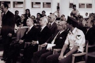 Επαναστατικώ δικαίω…