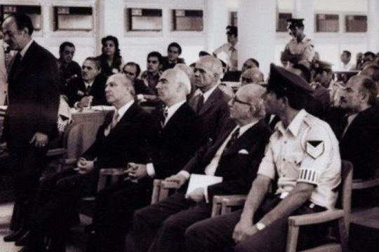 Επαναστατικώ δικαίω…