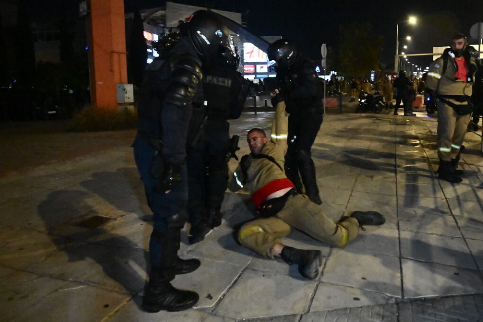 Αγρια καταστολή με διμοιρίες των ΜΑΤ, ξύλο και ρίψη χημικών στους χιλιάδες εποχικούς πυροσβέστες