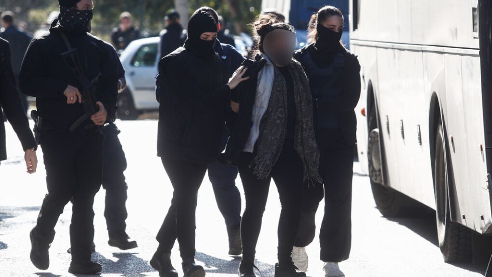 Στον εισαγγελέα προσήχθη χθες η 30χρονη που συνελήφθη στο αεροδρόμιο, για την έκρηξη στους Αμπελόκηπους
