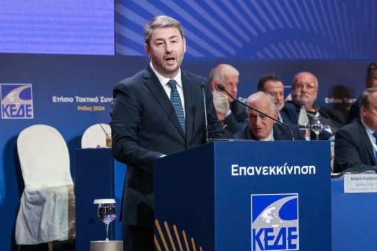 Ο πρόεδρος του ΠΑΣΟΚ, Ν. Ανδρουλάκης, στο βήμα του ετήσιου τακτικού συνεδρίου της ΚΕΔΕ που διεξάγεται φέτος στη Ρόδο