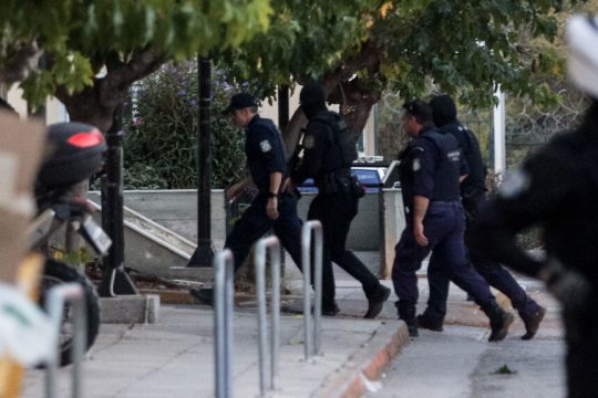 Με δρακόντεια μέτρα ασφαλείας οδηγείται ενώπιον των αρχών ο 31χρονος