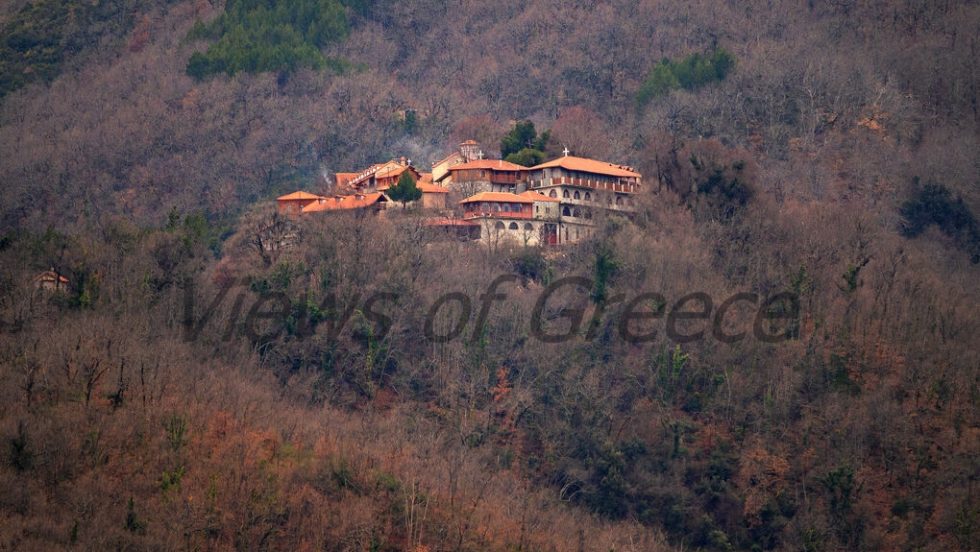 Η βυζαντινή μονή Βαρνάκοβας αγκαλιά με το δάσος