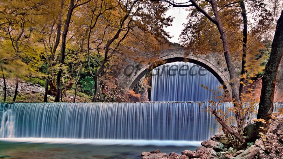 Το πέτρινο γεφύρι στην Παλαιοκαρυά